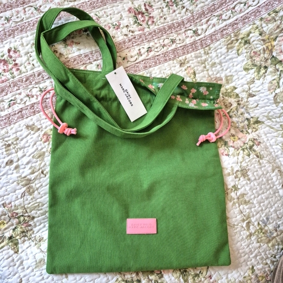 Marc Jacobs Handbags - NWT Marc Jacobs Daisy Wild Green Pink Tote Bag Reversable Corduroy Shoulder Shop